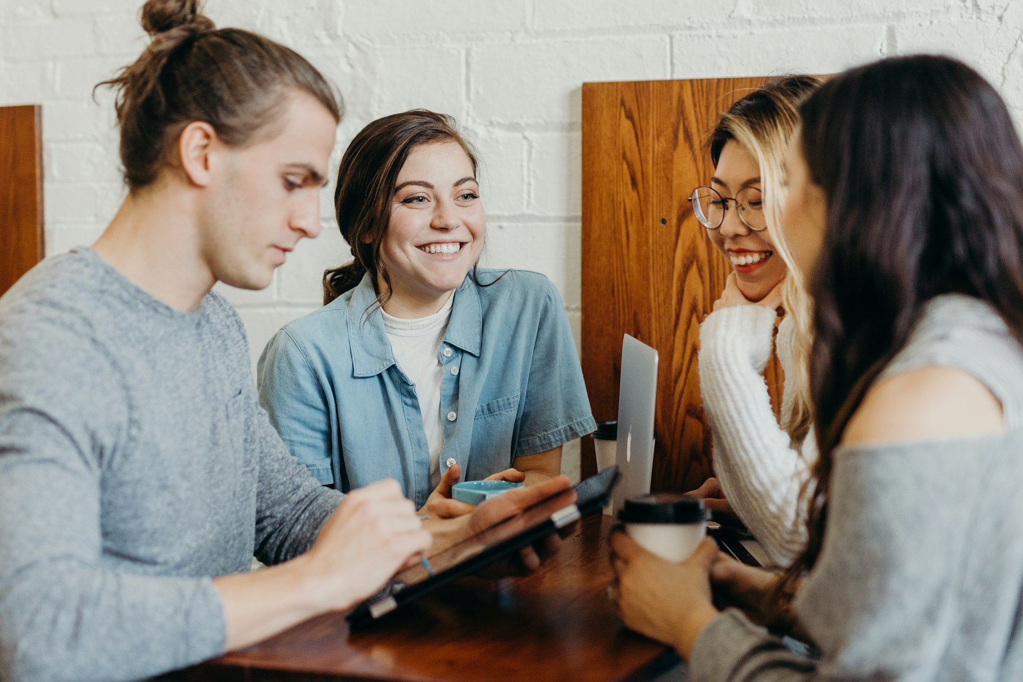 Menschen im Gespräch am Tisch